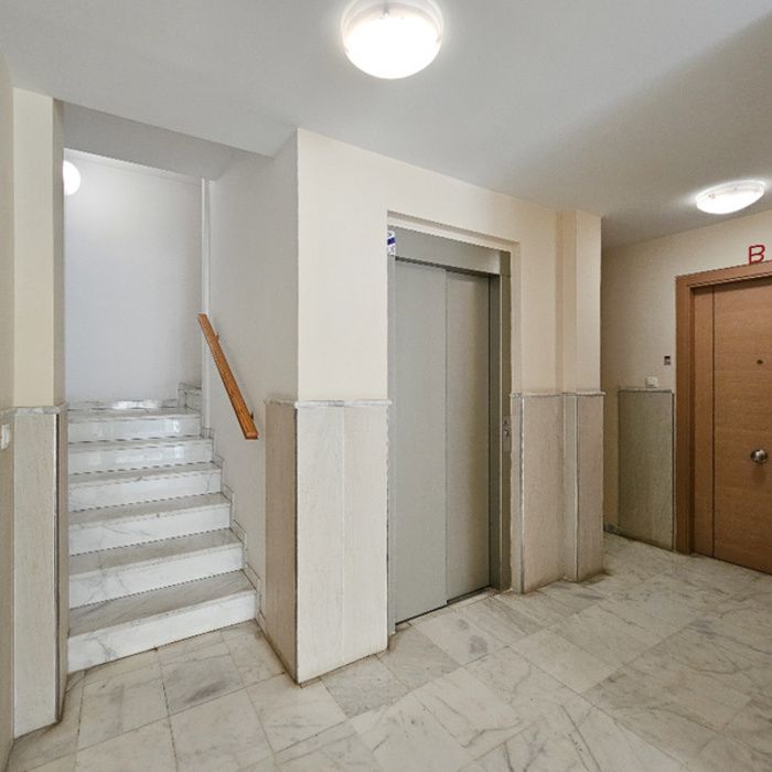 PISO AMUEBLADO CON GARAJE Y ASCENSOR