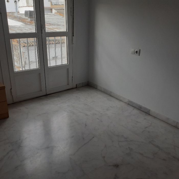 PISO AMUEBLADO CON GARAJE Y ASCENSOR