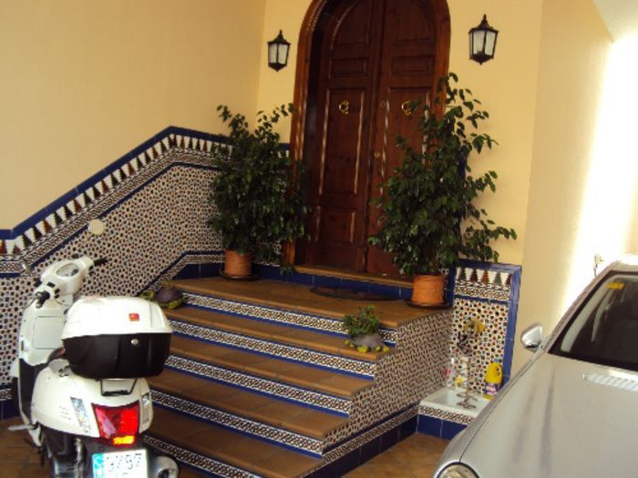 CASA  DE 400 M. CON SOTANO Y PISCINA