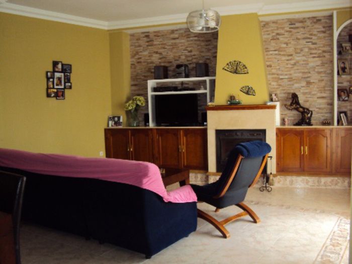 CASA  DE 400 M. CON SOTANO Y PISCINA