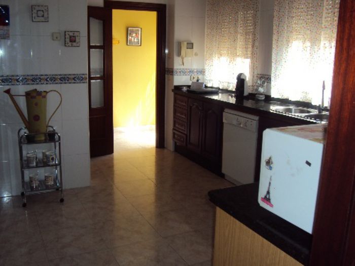 CASA  DE 400 M. CON SOTANO Y PISCINA