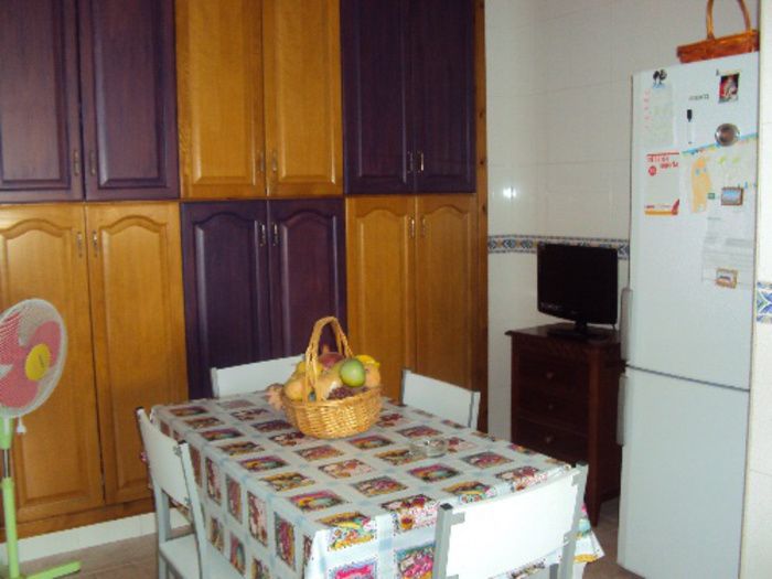 CASA  DE 400 M. CON SOTANO Y PISCINA