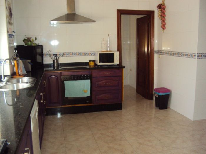CASA  DE 400 M. CON SOTANO Y PISCINA