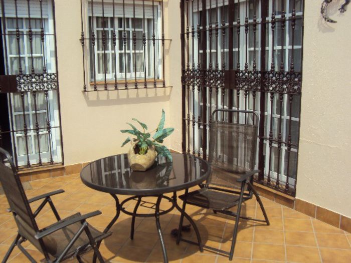 CASA  DE 400 M. CON SOTANO Y PISCINA