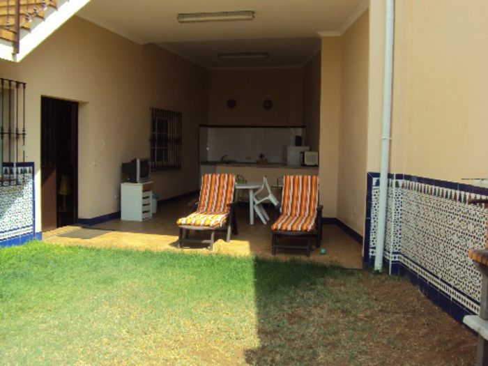CASA  DE 400 M. CON SOTANO Y PISCINA