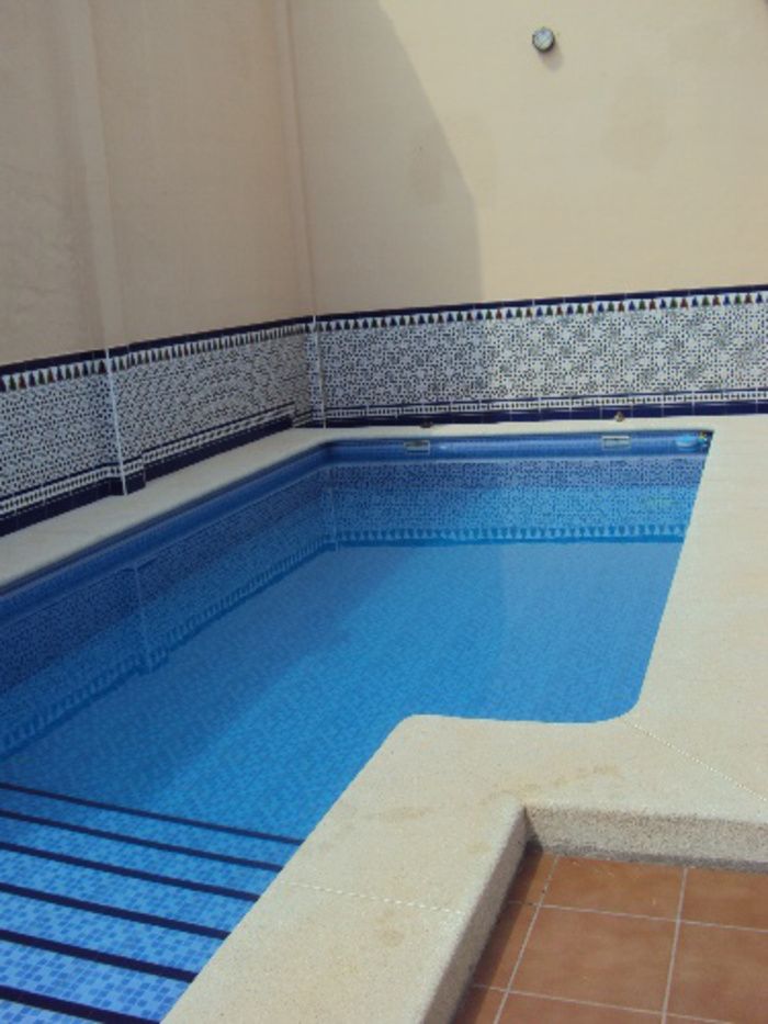 CASA  DE 400 M. CON SOTANO Y PISCINA