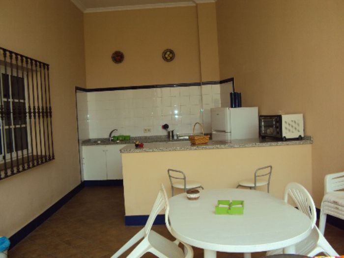 CASA  DE 400 M. CON SOTANO Y PISCINA