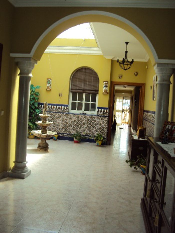 CASA  DE 400 M. CON SOTANO Y PISCINA