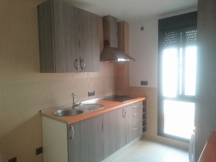 PISO BAJO CON 2 PATIOS, SOLO COCINA AMUEBLADA Y TRASTERO