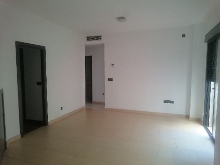 PISO BAJO CON 2 PATIOS, SOLO COCINA AMUEBLADA Y TRASTERO