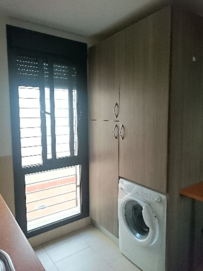 PISO BAJO CON 2 PATIOS, SOLO COCINA AMUEBLADA Y TRASTERO