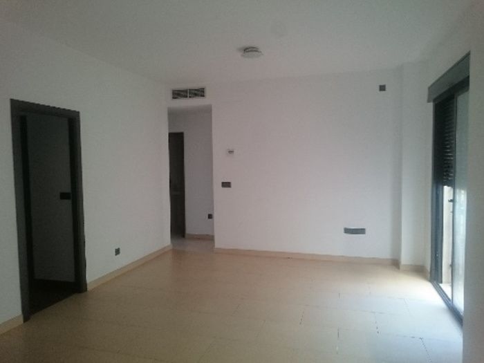 PISO BAJO CON 2 PATIOS, SOLO COCINA AMUEBLADA Y TRASTERO