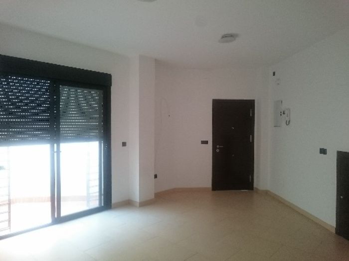 PISO BAJO CON 2 PATIOS, SOLO COCINA AMUEBLADA Y TRASTERO