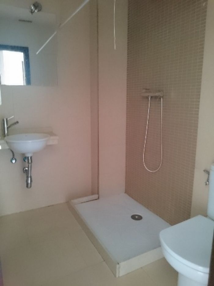 PISO BAJO CON 2 PATIOS, SOLO COCINA AMUEBLADA Y TRASTERO