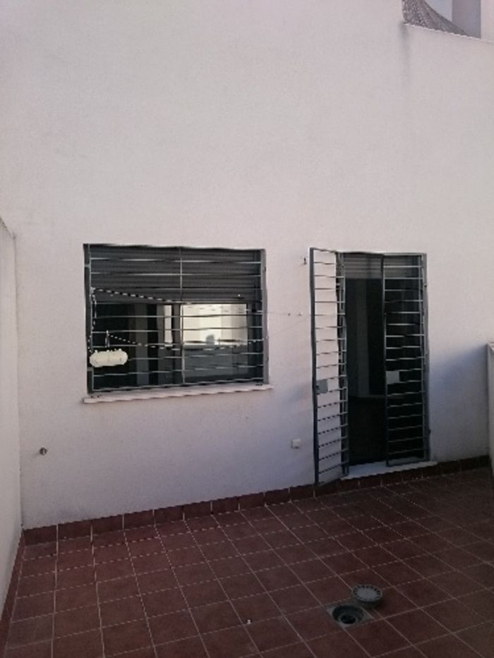 PISO BAJO CON 2 PATIOS, SOLO COCINA AMUEBLADA Y TRASTERO
