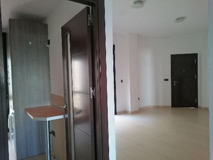 PISO BAJO CON 2 PATIOS, SOLO COCINA AMUEBLADA Y TRASTERO