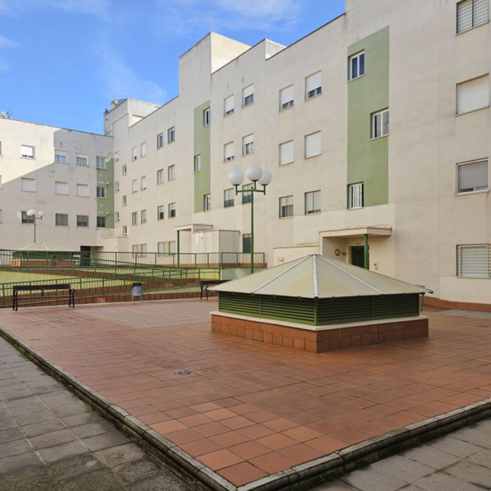 PISO  AMUEBLADO CON ASCENSOR Y GARAJE