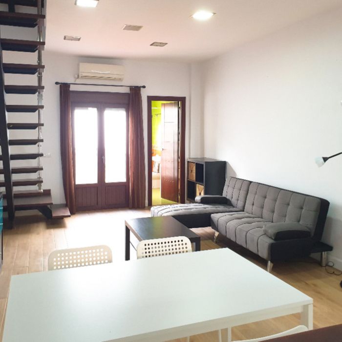 CASA  AMUEBLADA INDEPENDIENTE DE 3 PLANTAS