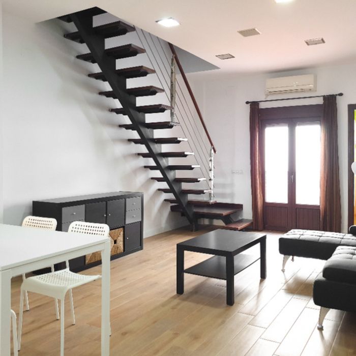 CASA  AMUEBLADA INDEPENDIENTE DE 3 PLANTAS