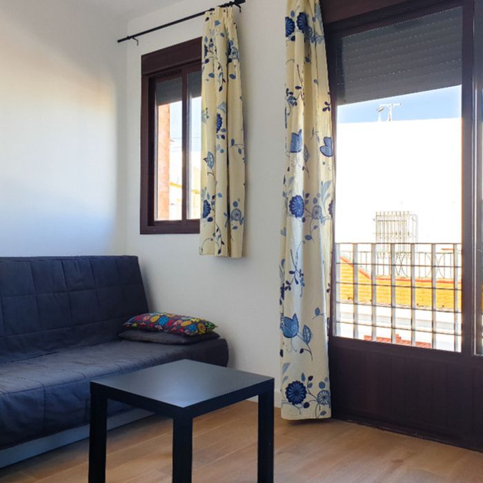 CASA  AMUEBLADA INDEPENDIENTE DE 3 PLANTAS