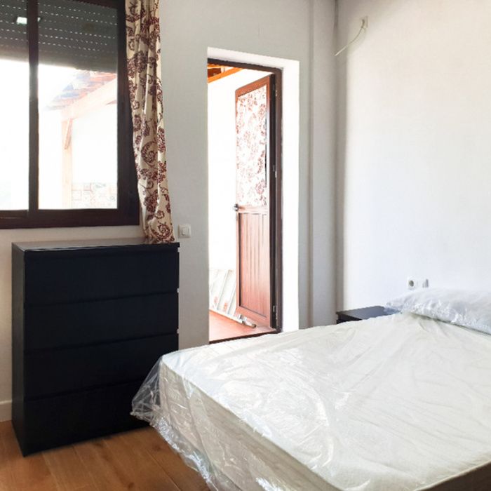 CASA  AMUEBLADA INDEPENDIENTE DE 3 PLANTAS