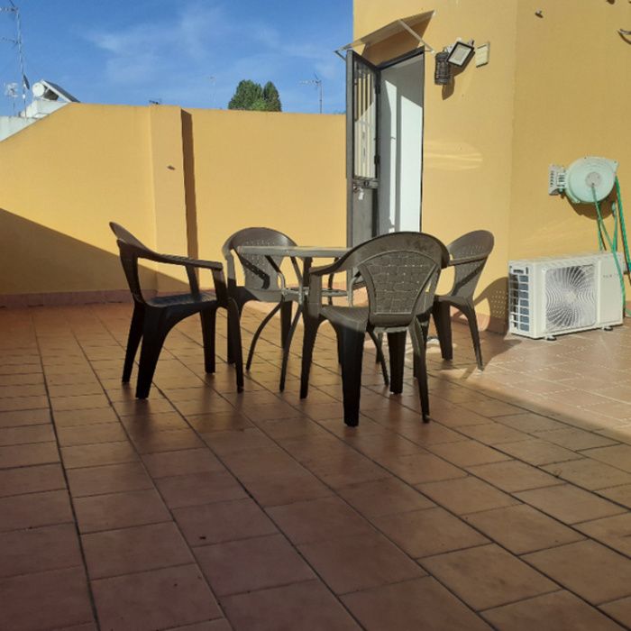 PRECIOSO APARTAMENTO-DUPLEX AMUEBLADO CON TERRAZA