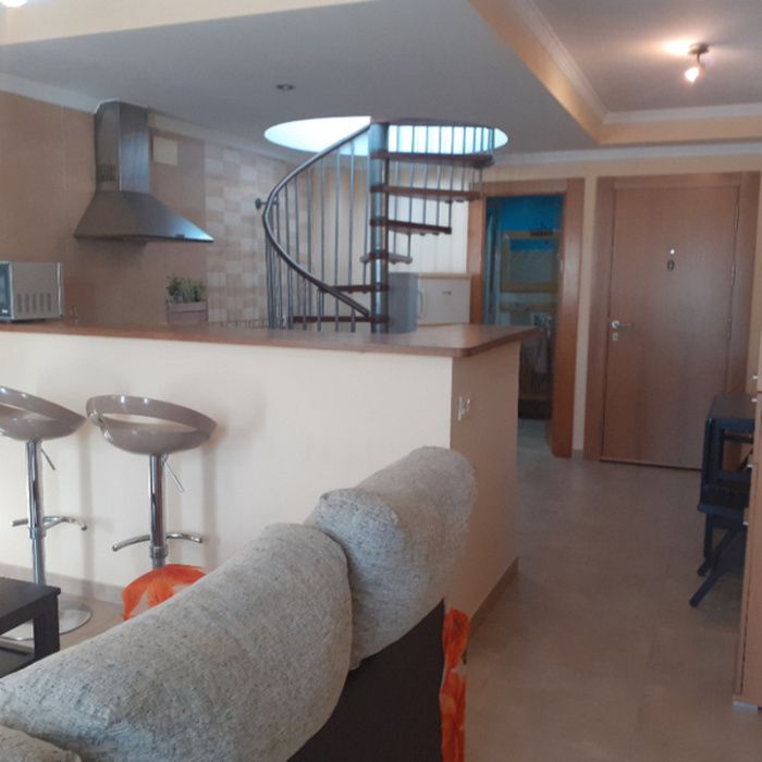 PRECIOSO APARTAMENTO-DUPLEX AMUEBLADO CON TERRAZA