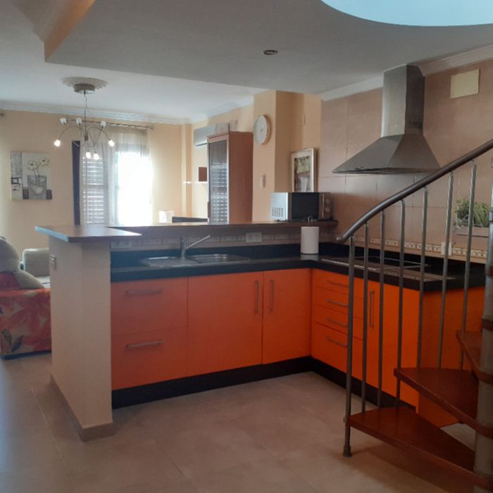 PRECIOSO APARTAMENTO-DUPLEX AMUEBLADO CON TERRAZA