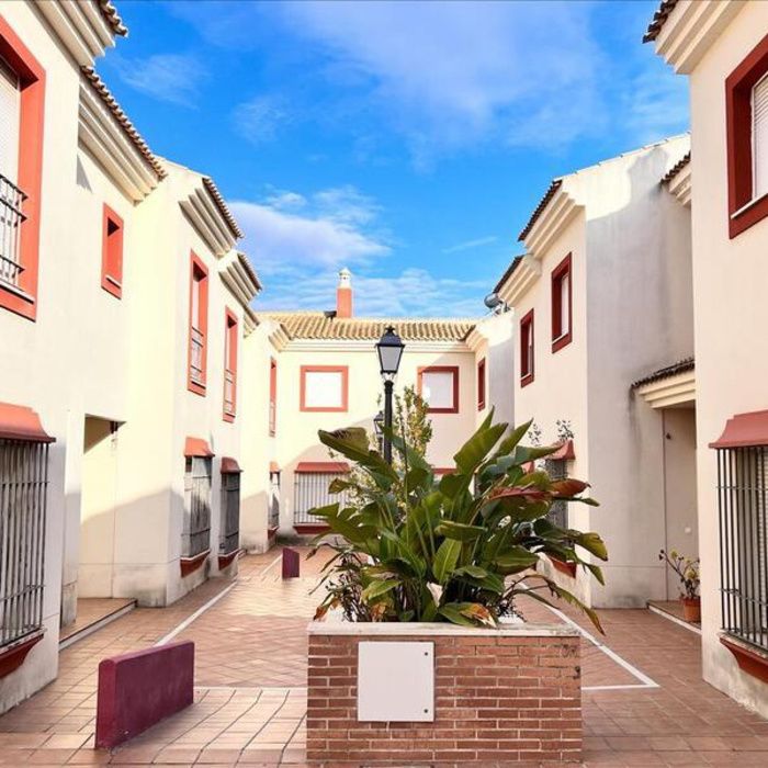 CHALET ADOSADO EN RESIDENCIAL PRIVADO