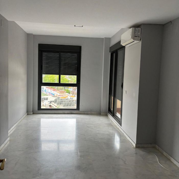 ¡Tu oasis en Mairena! Piso con piscina, pádel, garaje, trastero y lavadero en Urbanización Hermanas