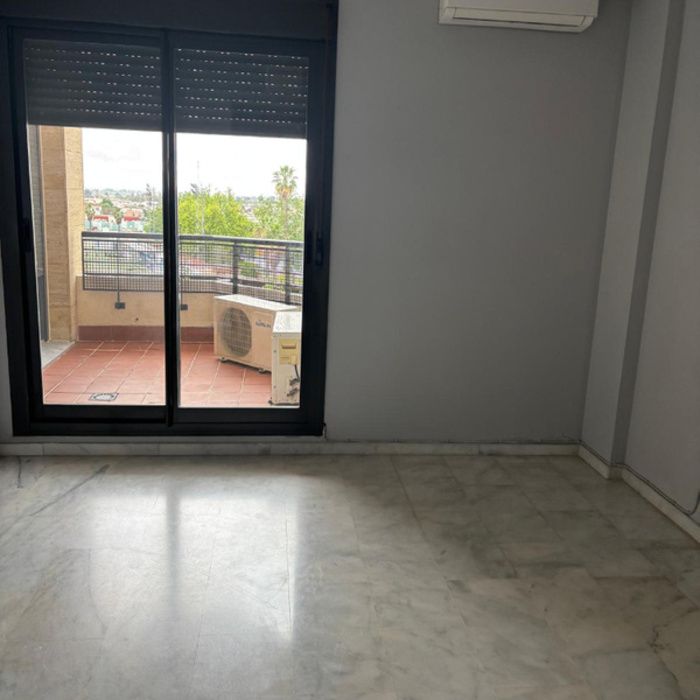 ¡Tu oasis en Mairena! Piso con piscina, pádel, garaje, trastero y lavadero en Urbanización Hermanas