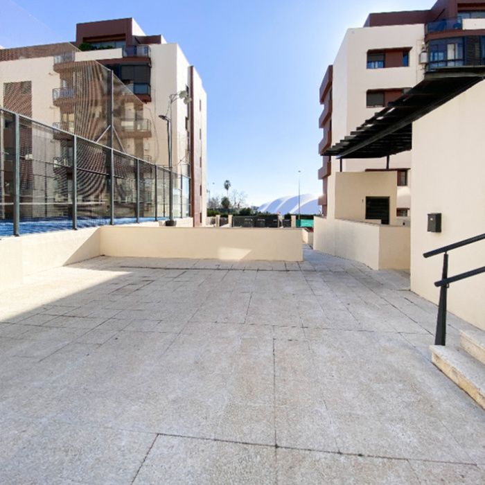 ¡Tu oasis en Mairena! Piso con piscina, pádel, garaje, trastero y lavadero en Urbanización Hermanas