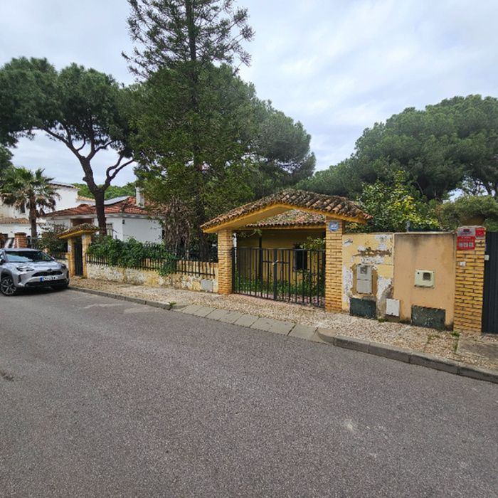 CHALET CON PISCINA EN PINARES DE OROMANA