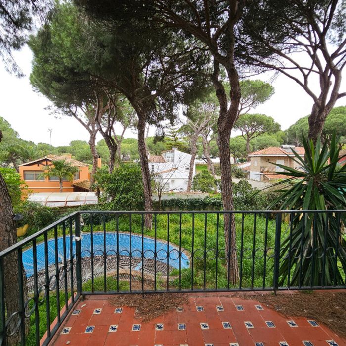 CHALET CON PISCINA EN PINARES DE OROMANA