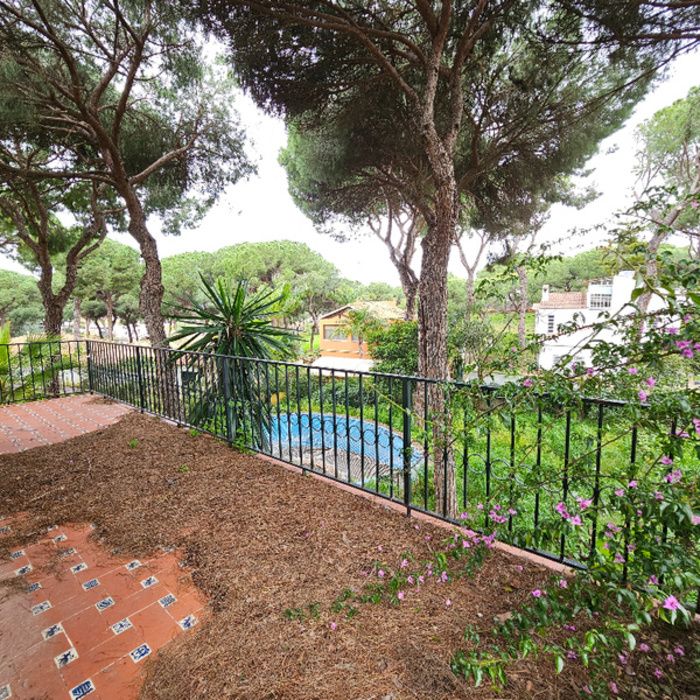 CHALET CON PISCINA EN PINARES DE OROMANA