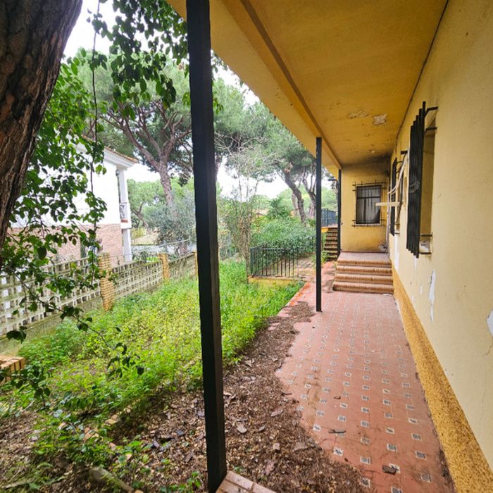 CHALET CON PISCINA EN PINARES DE OROMANA