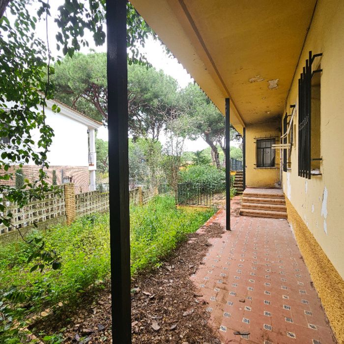 CHALET CON PISCINA EN PINARES DE OROMANA