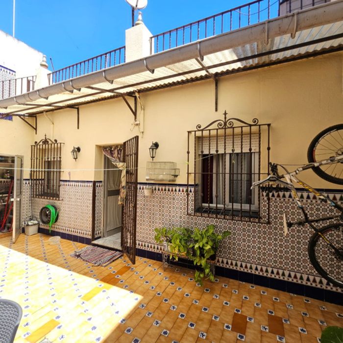 GRAN CASA EN PLANTA BAJA JUNTO AL CENTRO COMERCIAL WAY!