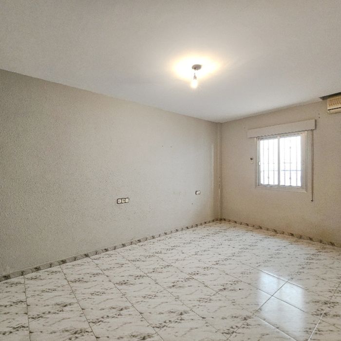 GRAN CASA EN PLANTA BAJA JUNTO AL CENTRO COMERCIAL WAY!