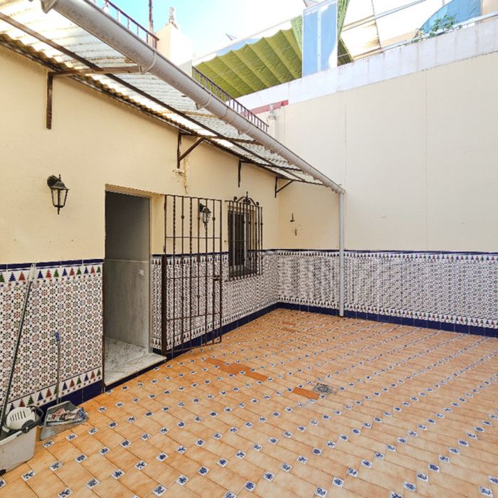GRAN CASA EN PLANTA BAJA JUNTO AL CENTRO COMERCIAL WAY!