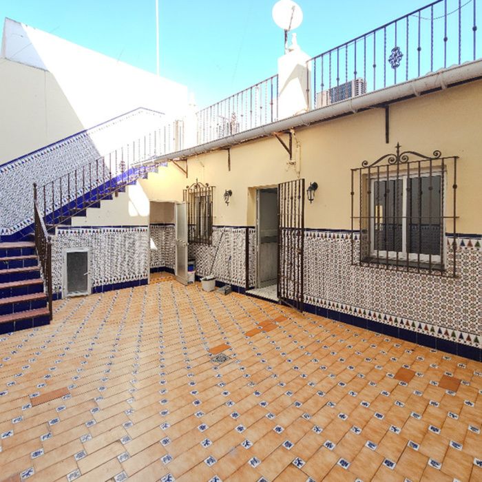 GRAN CASA EN PLANTA BAJA JUNTO AL CENTRO COMERCIAL WAY!