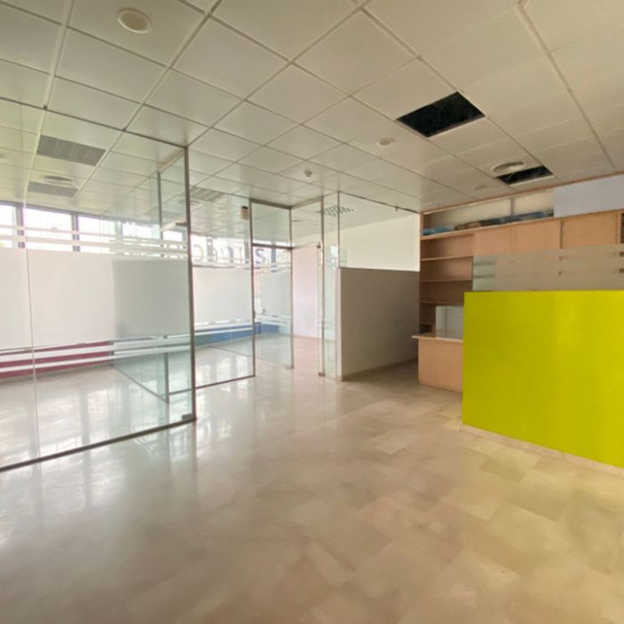  ¡Tu Oficina Ideal en la Avda. de España! Luminosa y Lista para Entrar.