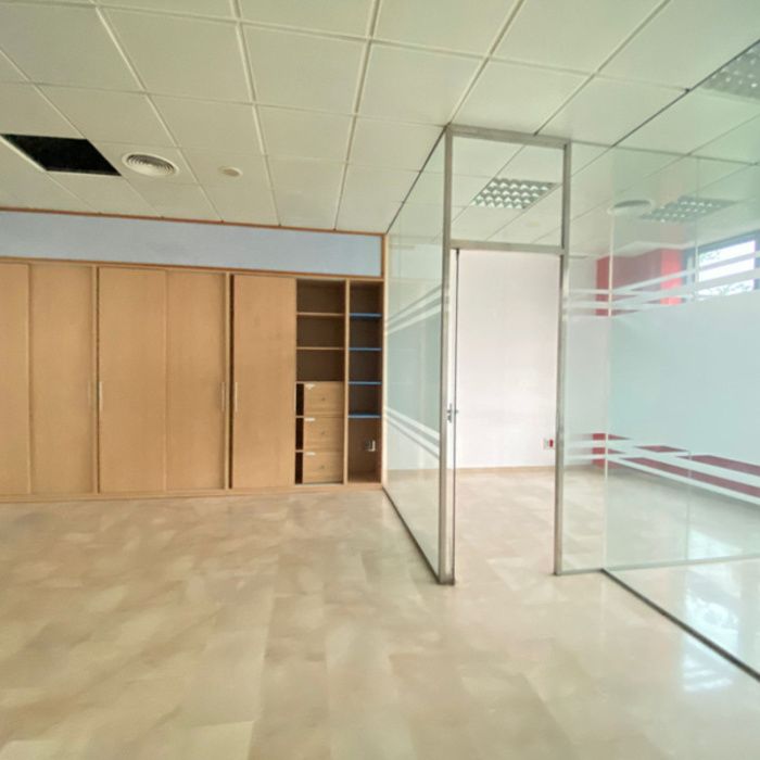  ¡Tu Oficina Ideal en la Avda. de España! Luminosa y Lista para Entrar.
