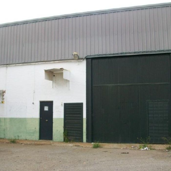 Oportunidad de Inversión: Amplia Nave Industrial en Polígono Fuente del Rey Bellavista.