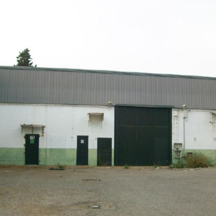 Oportunidad de Inversión: Amplia Nave Industrial en Polígono Fuente del Rey Bellavista.