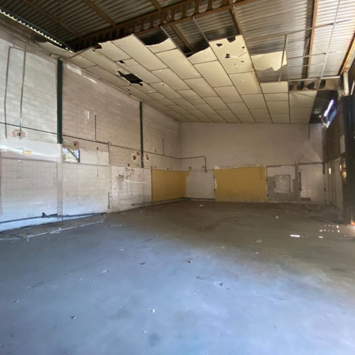 Oportunidad de Inversión: Amplia Nave Industrial en Polígono Fuente del Rey Bellavista.