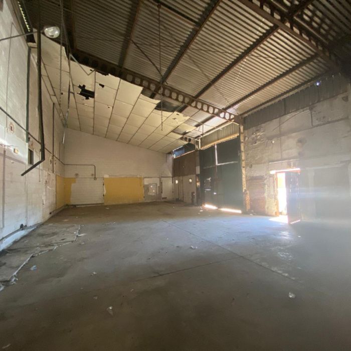Oportunidad de Inversión: Amplia Nave Industrial en Polígono Fuente del Rey Bellavista.