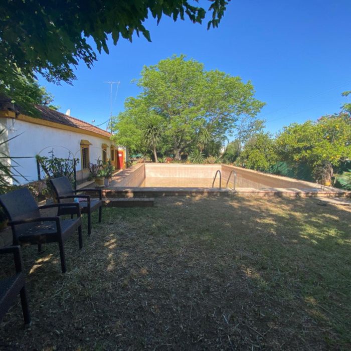 ¡Oportunidad Exclusiva! Finca rústica de Recreo con Chalet y Piscina a 10 km de Sevilla