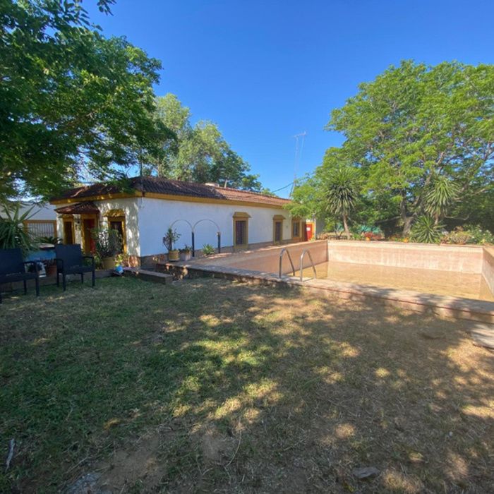 ¡Oportunidad Exclusiva! Finca rústica de Recreo con Chalet y Piscina a 10 km de Sevilla