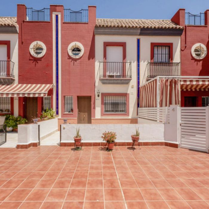 CASA DE 3 DORMITORIOS EN DOS HERMANAS
